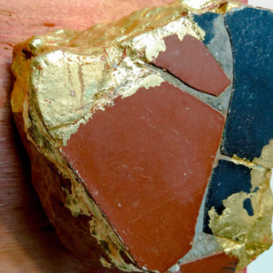 s_ título # 2, da série Fato Consumado. 2021. Escombro com azulejos coletado em demolições