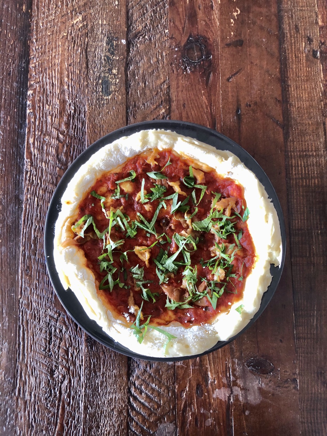 シソと梅とトマトソースのピザ