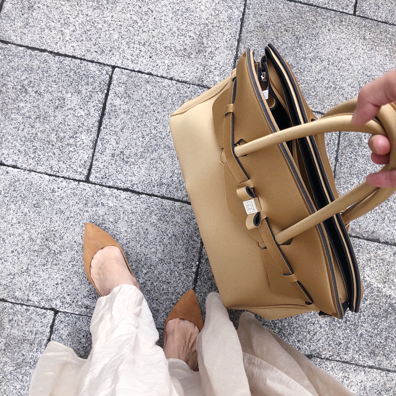 黒白ファッションにベージュをアクセント