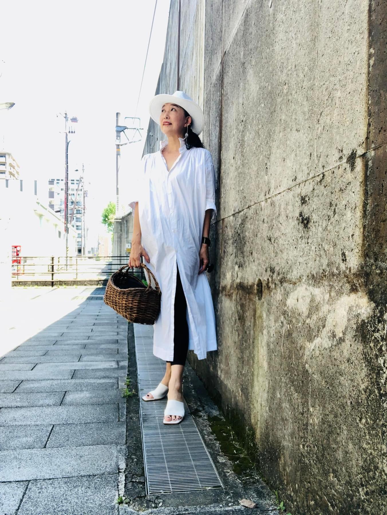 白×黒×茶のベーシックカラーだけのファッション