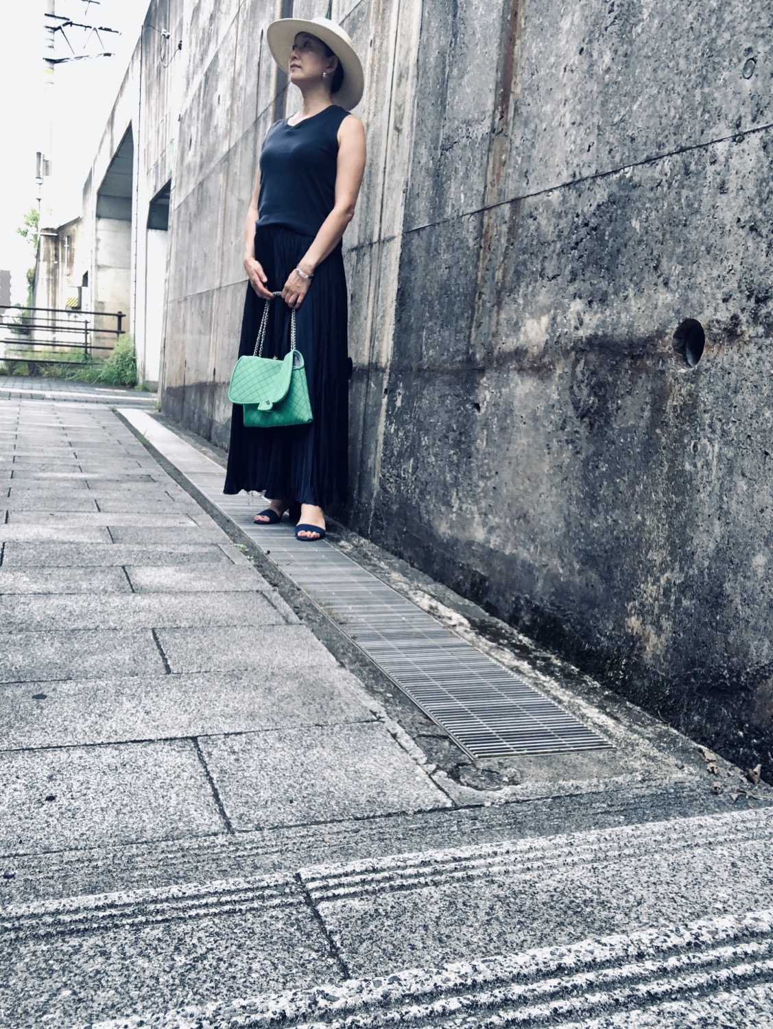 紺のワントーンにグリーン