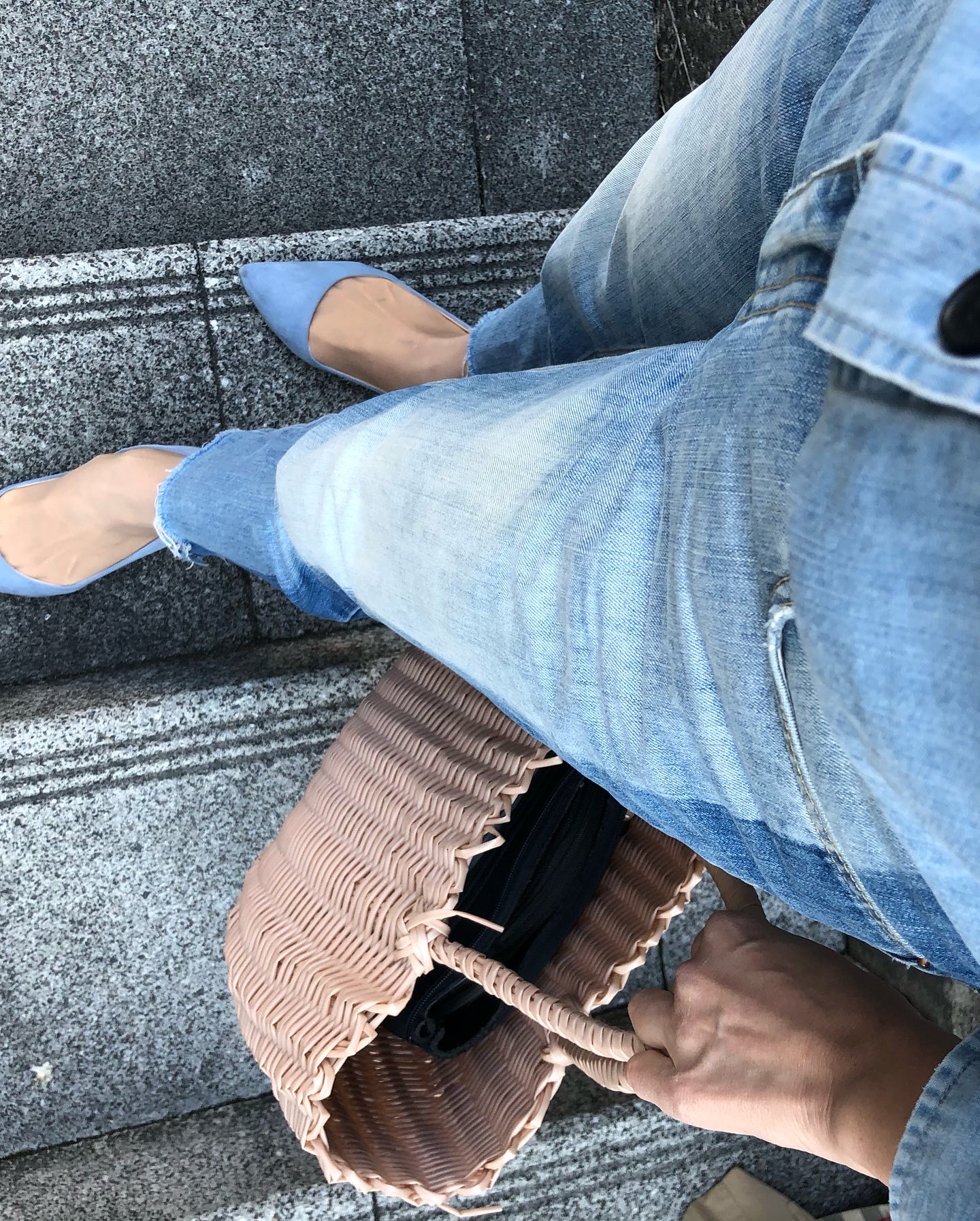 水色ワントーンコーデに小物でピンク