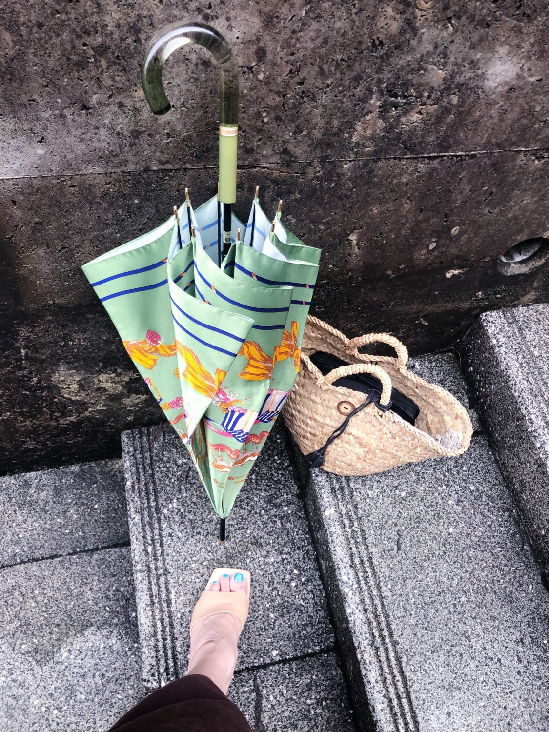 スカーフ柄の傘が主役