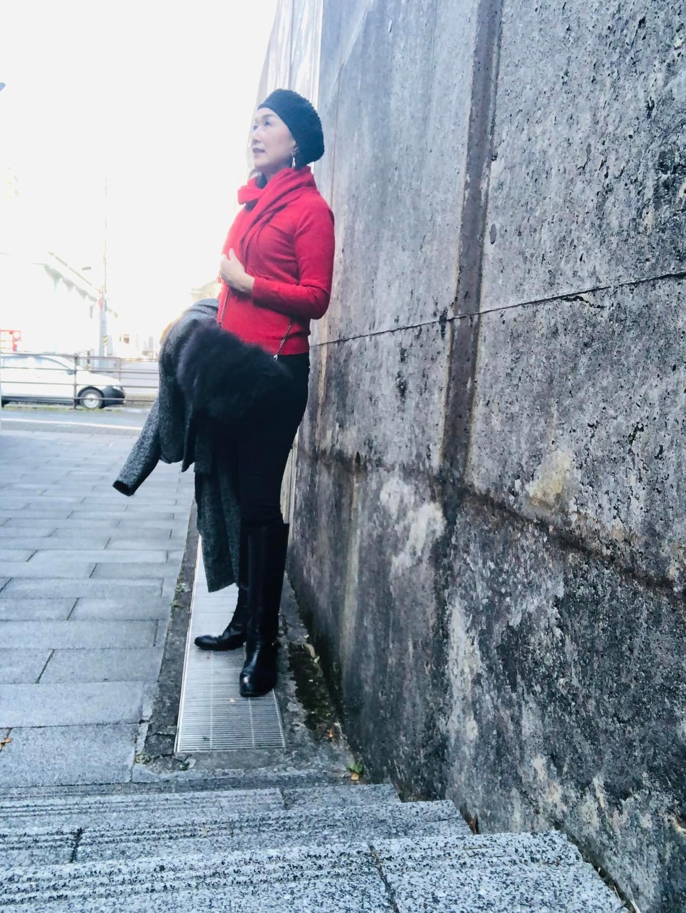 赤いセーターコーデ