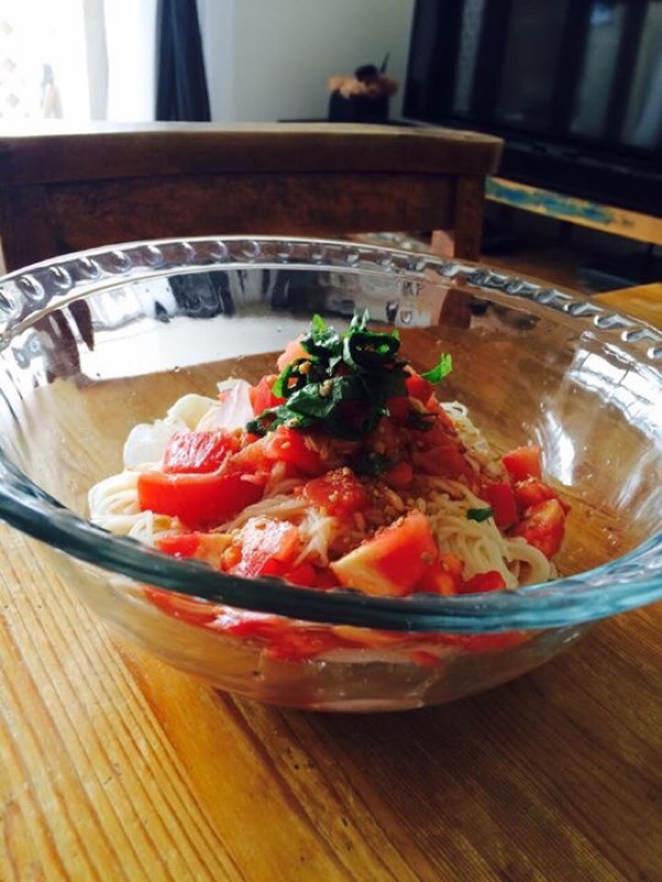 今日のお昼はトマトツナそうめん♪