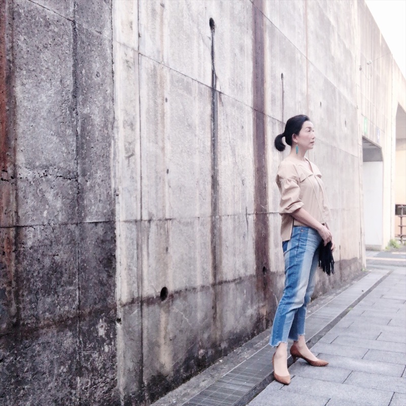 ターコイズの羽のイヤリングが主役