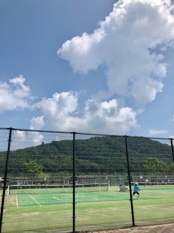 夏のテニスの試合