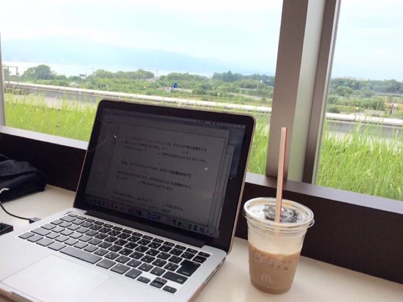 黄色のバッグをアクセントに