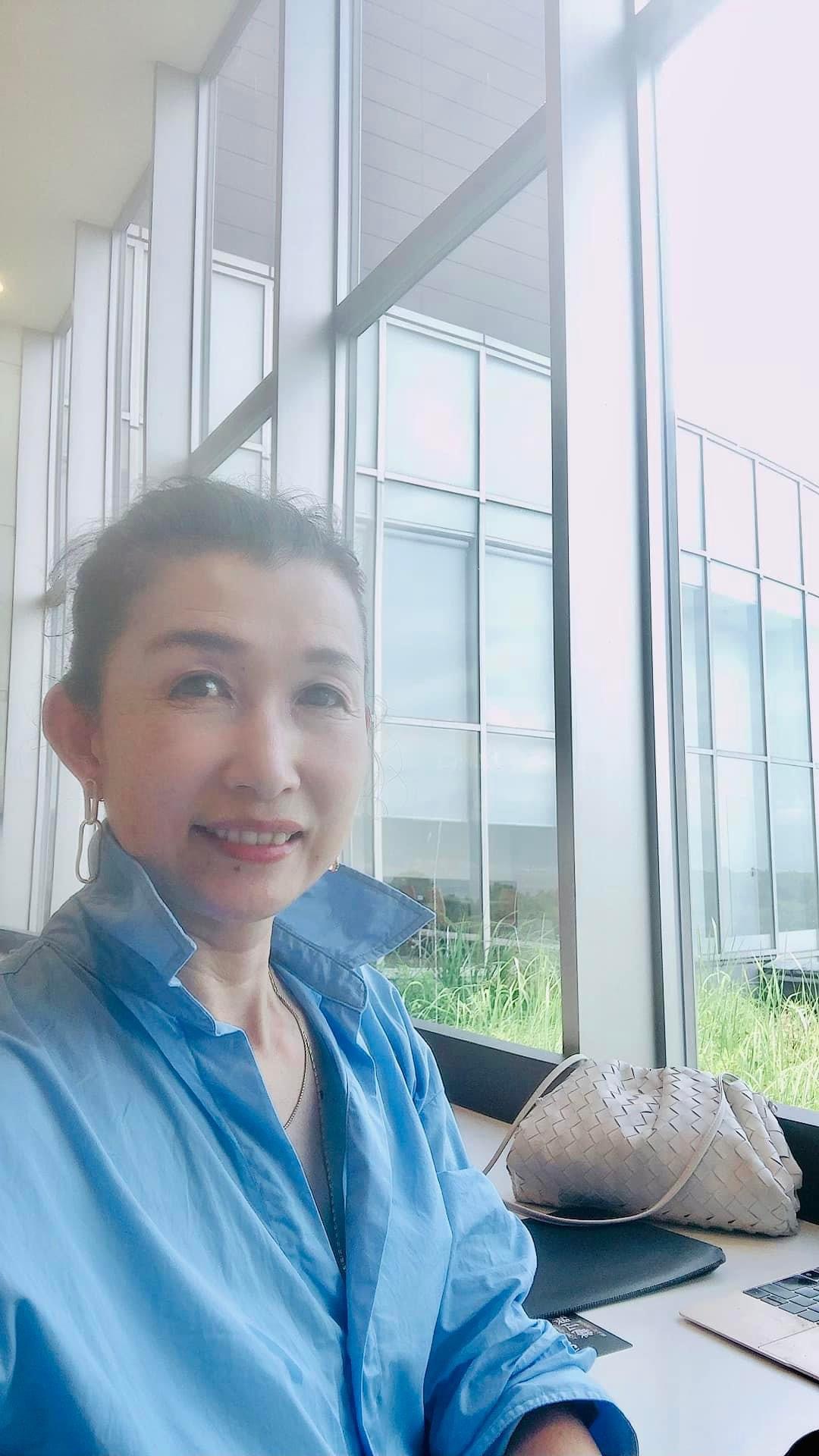 お気に入りの水色のシャツと🩵ゴールドのアクセ💛