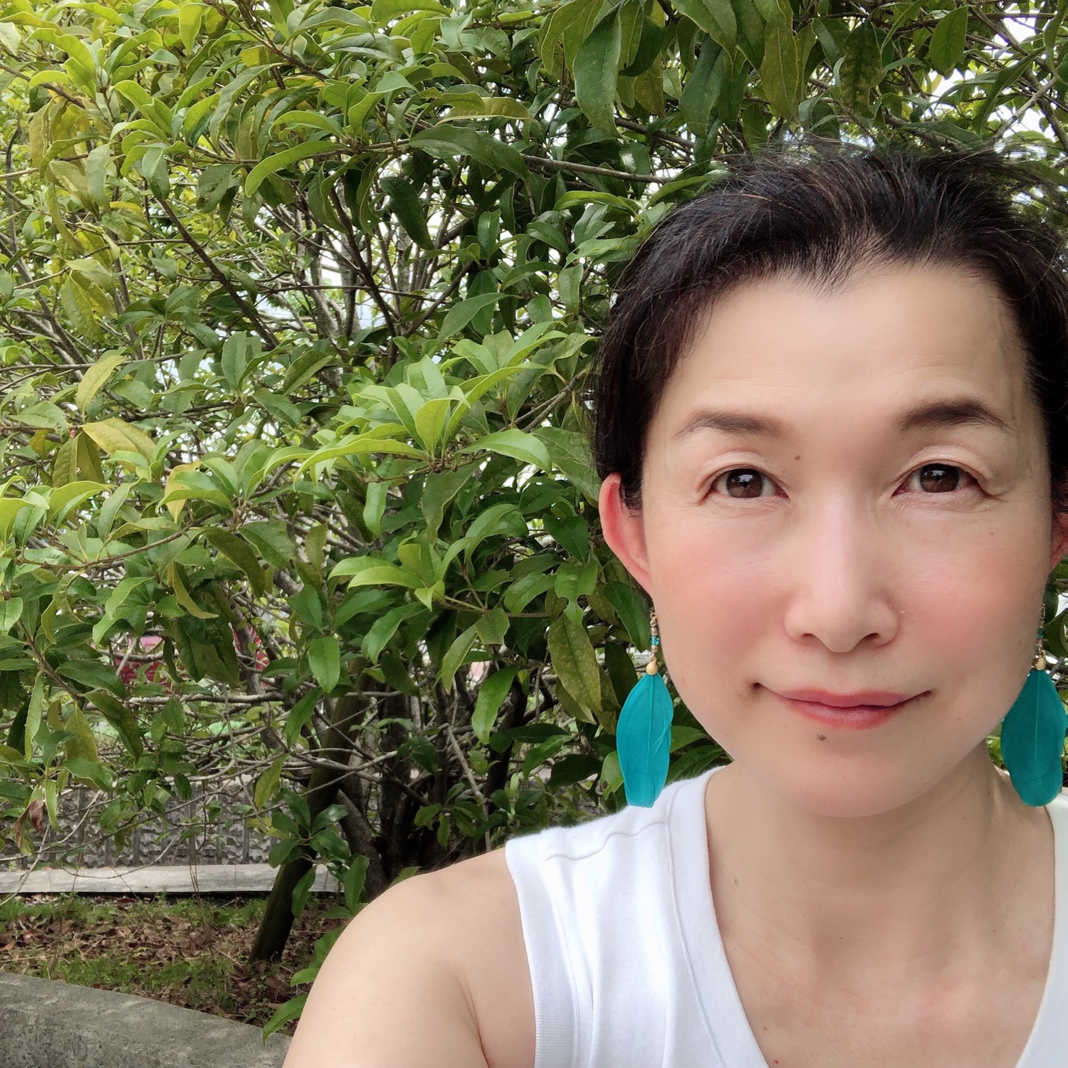 ターコイズの羽のイヤリングが主役