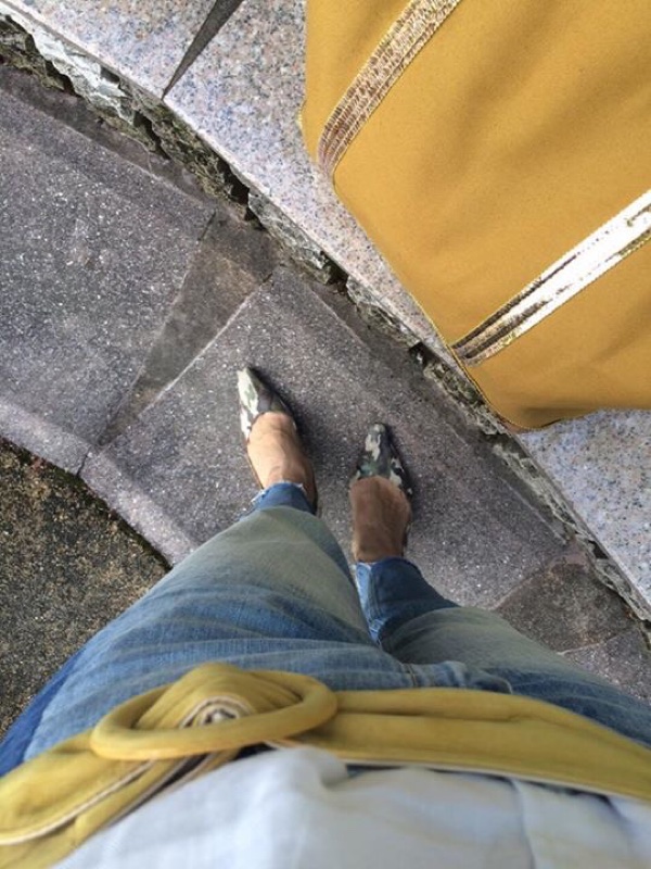 いつものOFFファッションに黄色でアクセント