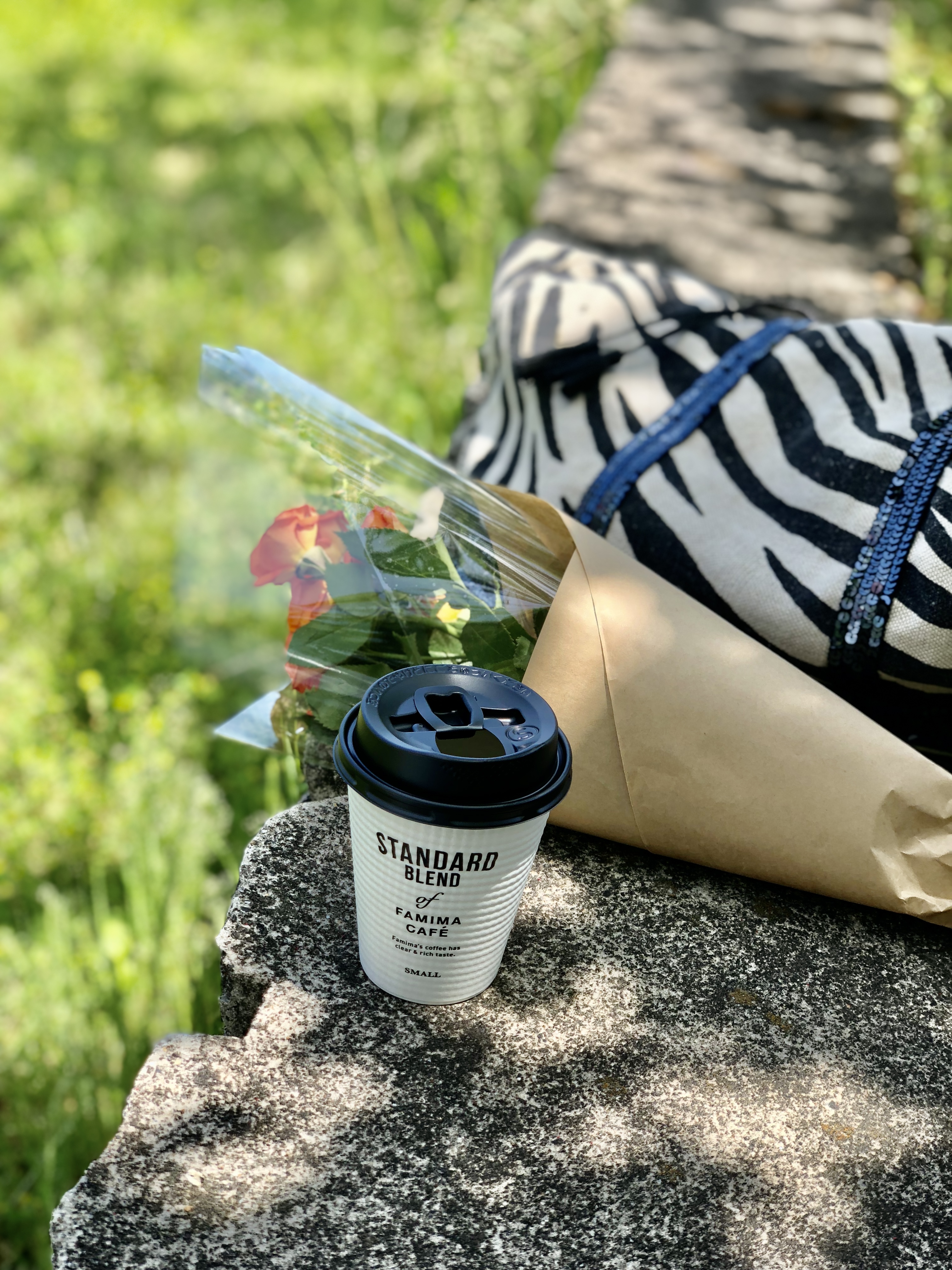 新緑とコンビニコーヒー