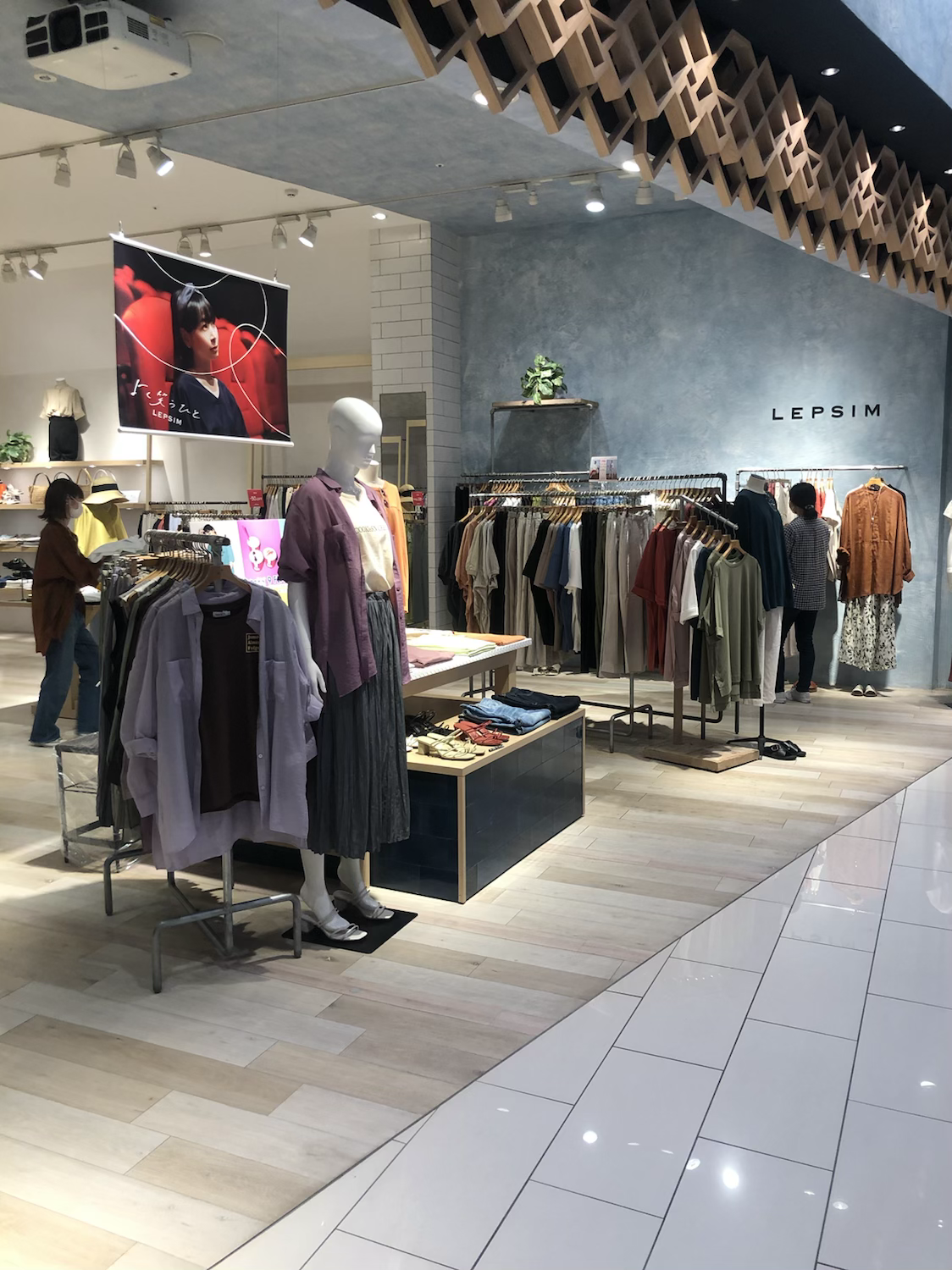 お店には溢れるほどの洋服たち