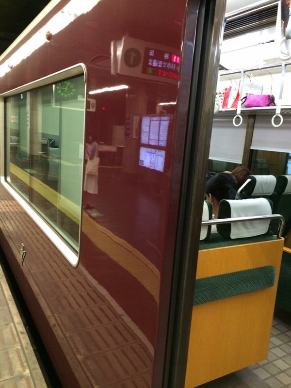 阪急電車の小豆色×深緑色が落ち着きます