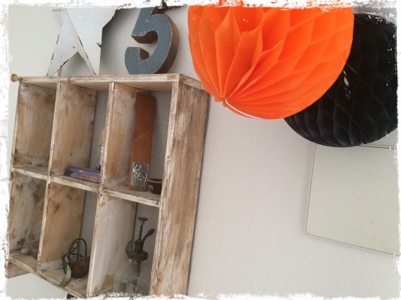 ハロウィンの飾りはハニカムボールだけで