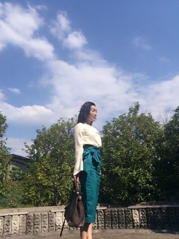 ターコイズの色のスカート