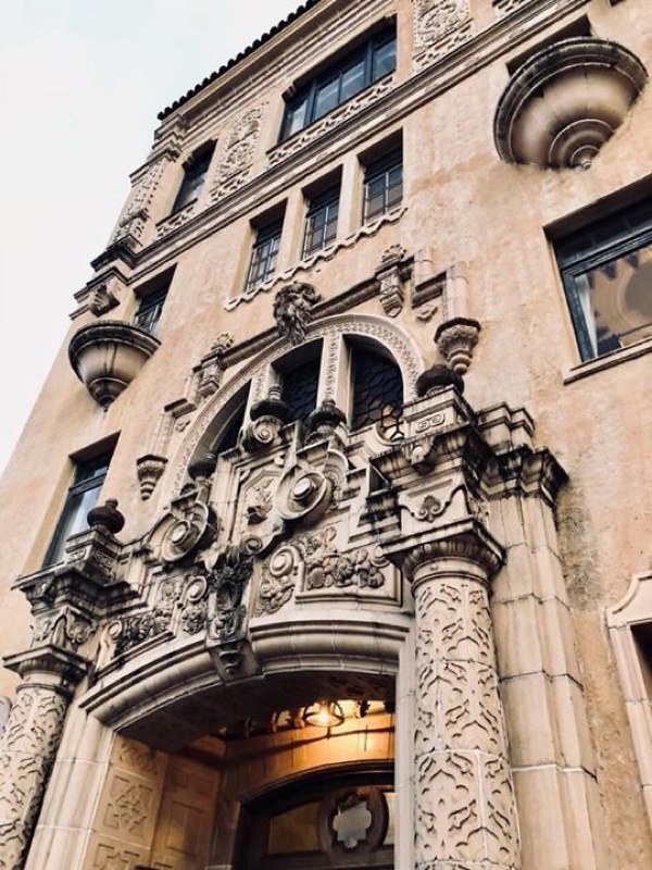 京都四条大橋のたもとにある東華菜館