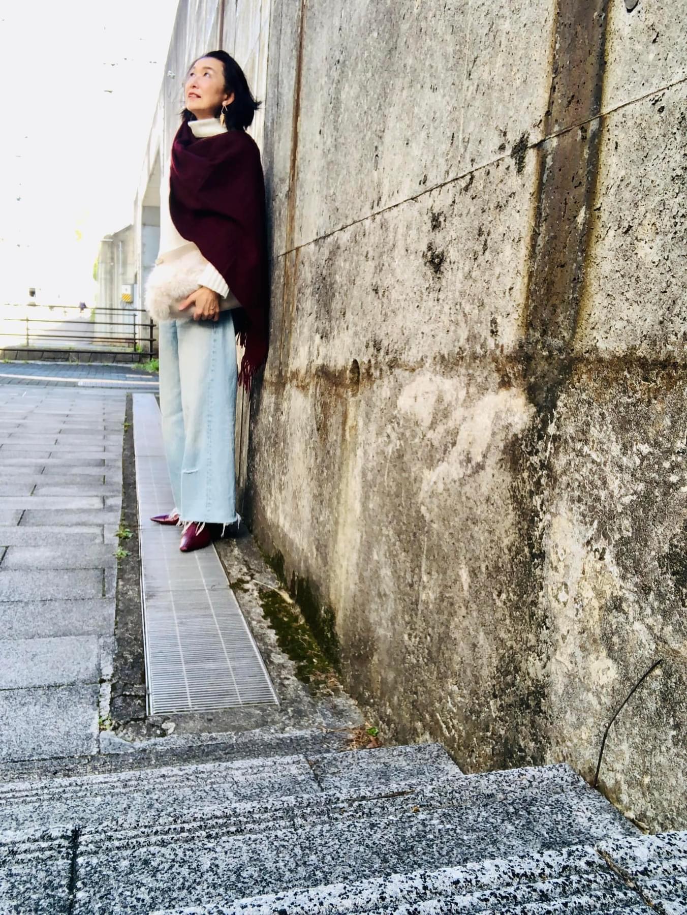 エンジ色のストールコーデ