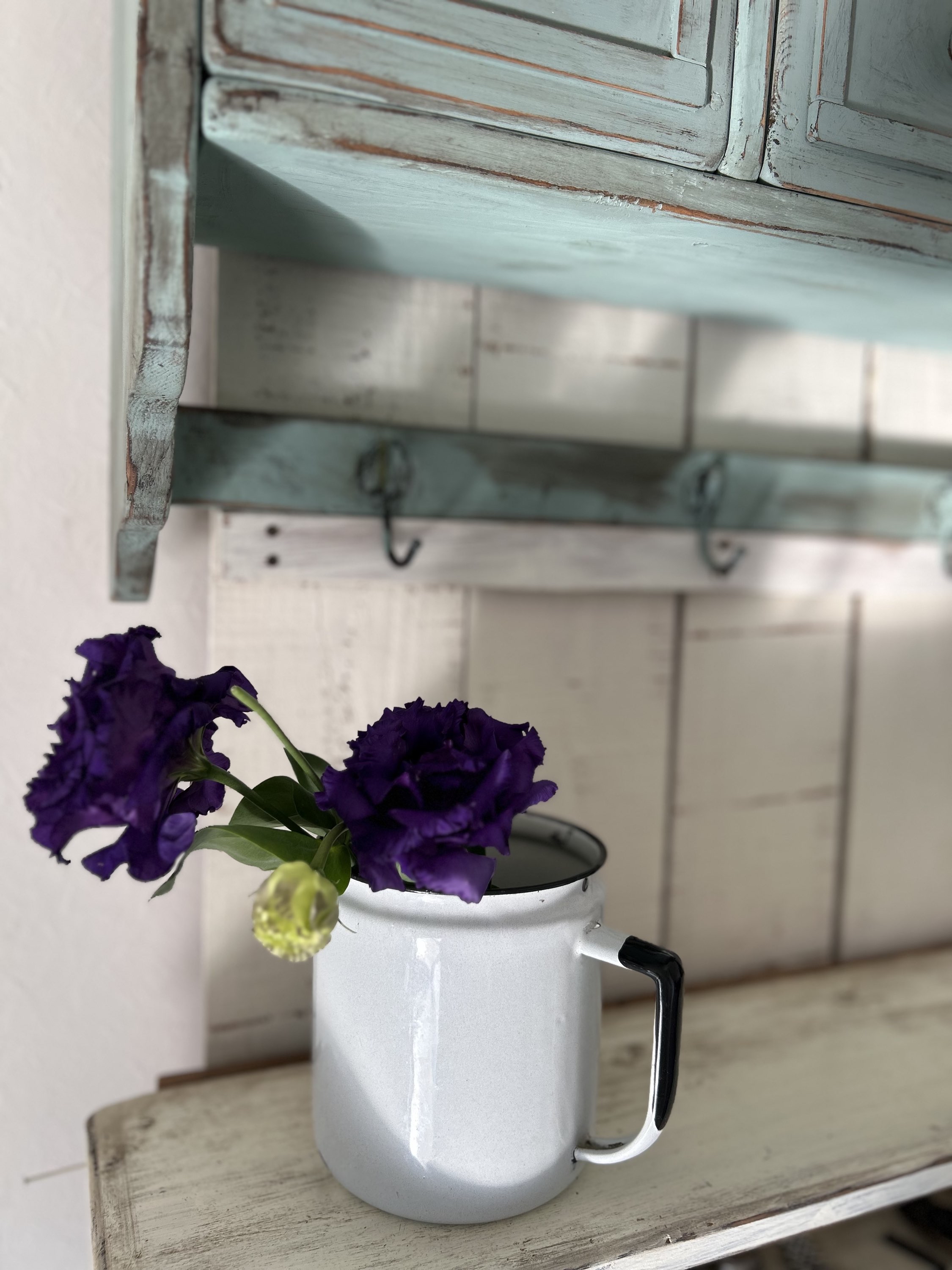 紫のお花と光とインテリア