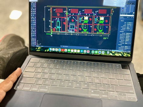 Projeto elétrico de subestação sendo elaborado em AutoCAD com detalhamento de painéis e equipamentos de média tensão, por engenheiro da FL Volts Engenharia.