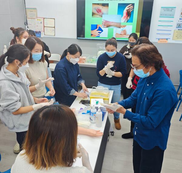 HKILD 學員畢業典禮，手持證書合照