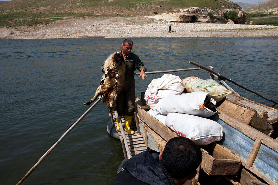 The transportation of goods and people between Diyarbakır and Hasankeyf, Cizre, Mosul, Baghdad and Basra once took place over the River Tigris via primitive flat-bottomed barges/rafts called ‘kelek’. Today these keleks are used to ship cargo to the other side of the river.
Şıkefta Village, Hasankeyf, Batman.