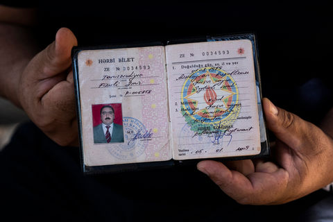 A military ID card belonging to Fizuli Emiroğlu Tanrıverdiyev.
Fizuli Emiroğlu Tanrıverdiyev was dismissed from his position in the Legal Branch of the Lachin Provincial Executive Powers Office and sentenced to two years in prison for sharing posts supporting Kurdish demands for independence in the 2017 referendum in Iraq.
In 1936, the word "Kurd" from the "nationality" section of Azerbaijani Kurdish identity documents was removed by a special decree and replaced with "Azerbaijan."
In the 1970s, the word "Kurd" was reintroduced into the "nation" section.