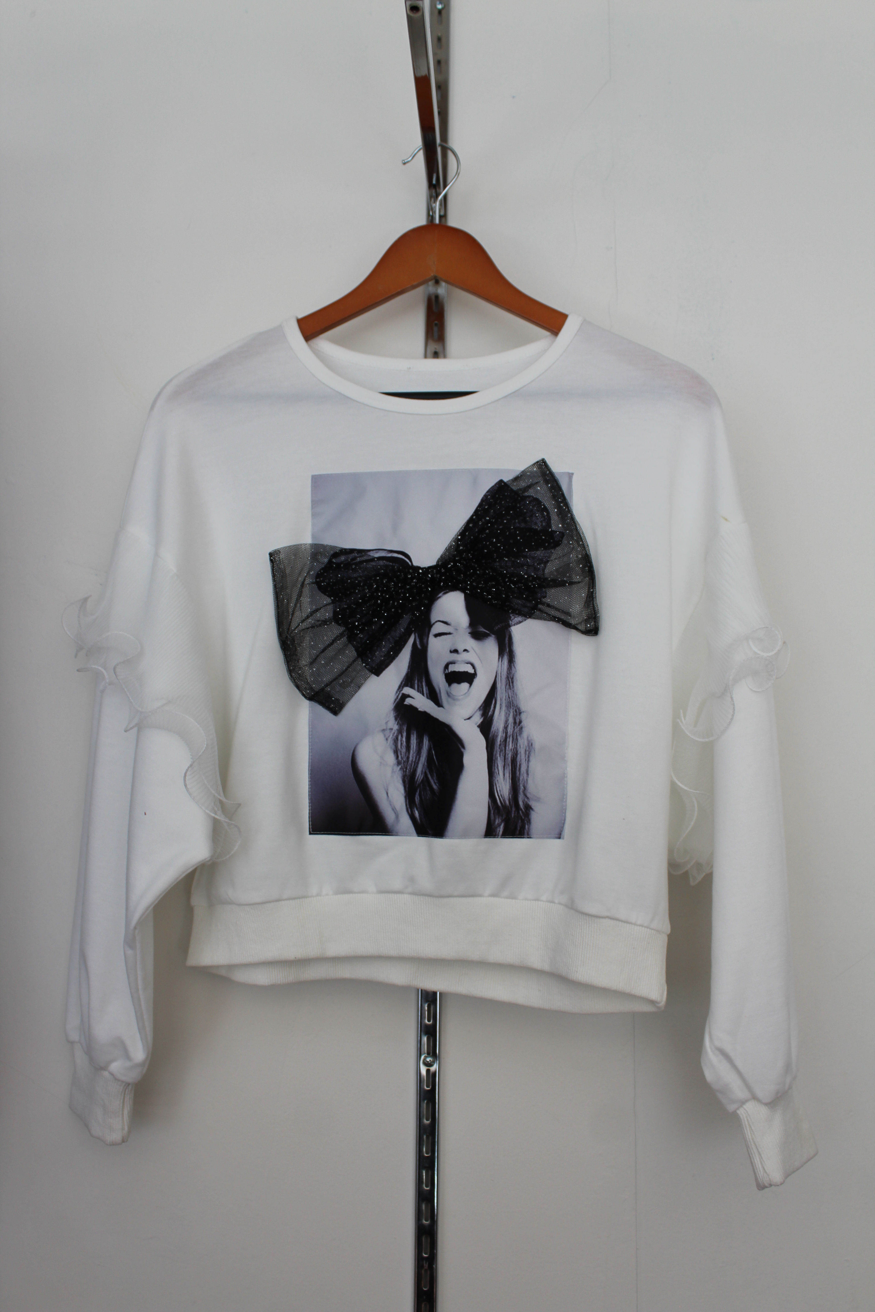 Sudadera blanca con moño