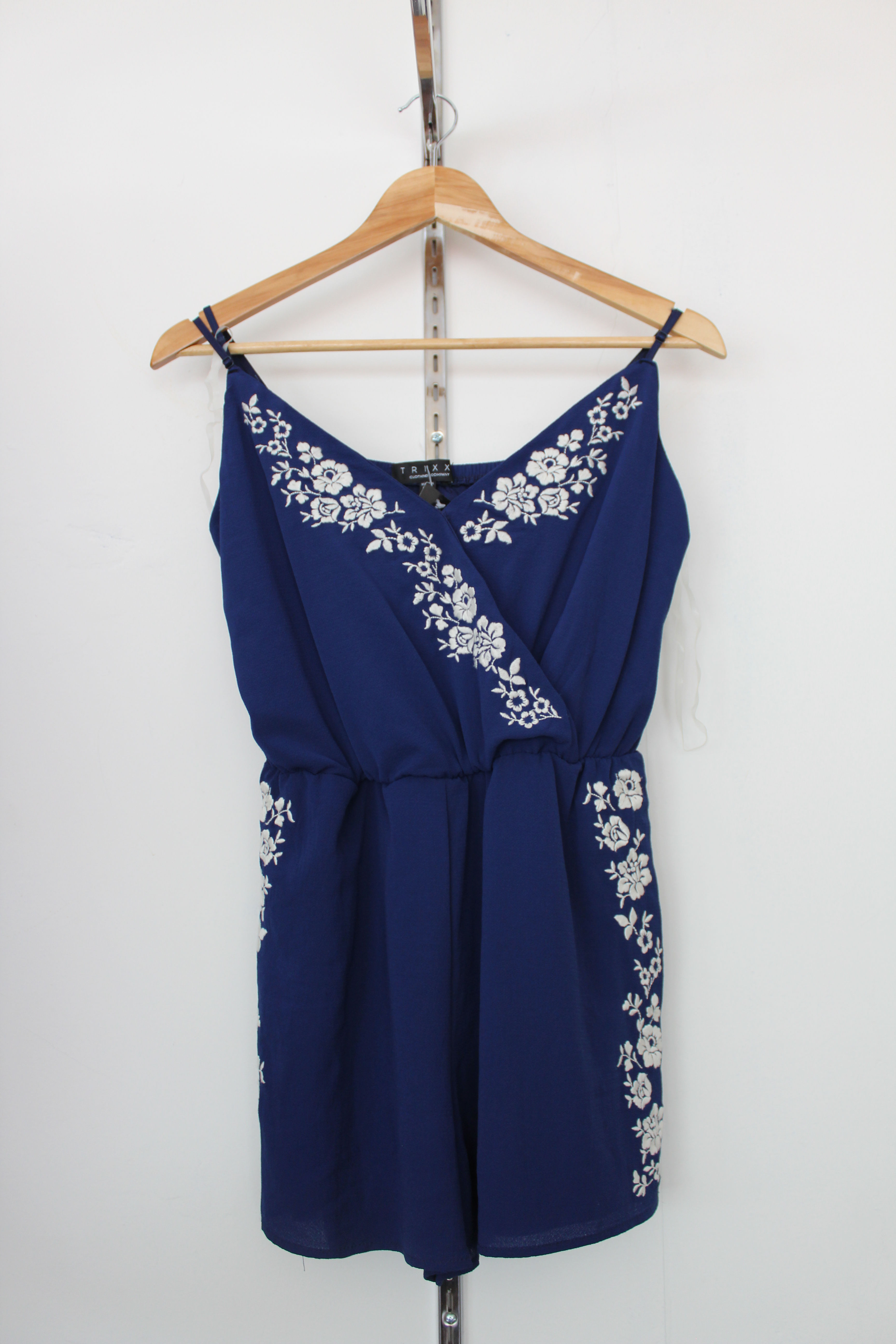 Short con bordado blanco