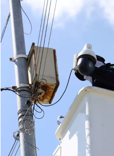 Las cámaras, ubicadas en postes de alumbrado público en distintos puntos, llamaron la atención de los oficiales, quienes verificaron con el Centro de Comando y Control (C2) que dichos dispositivos no formaban parte de la red oficial de monitoreo.