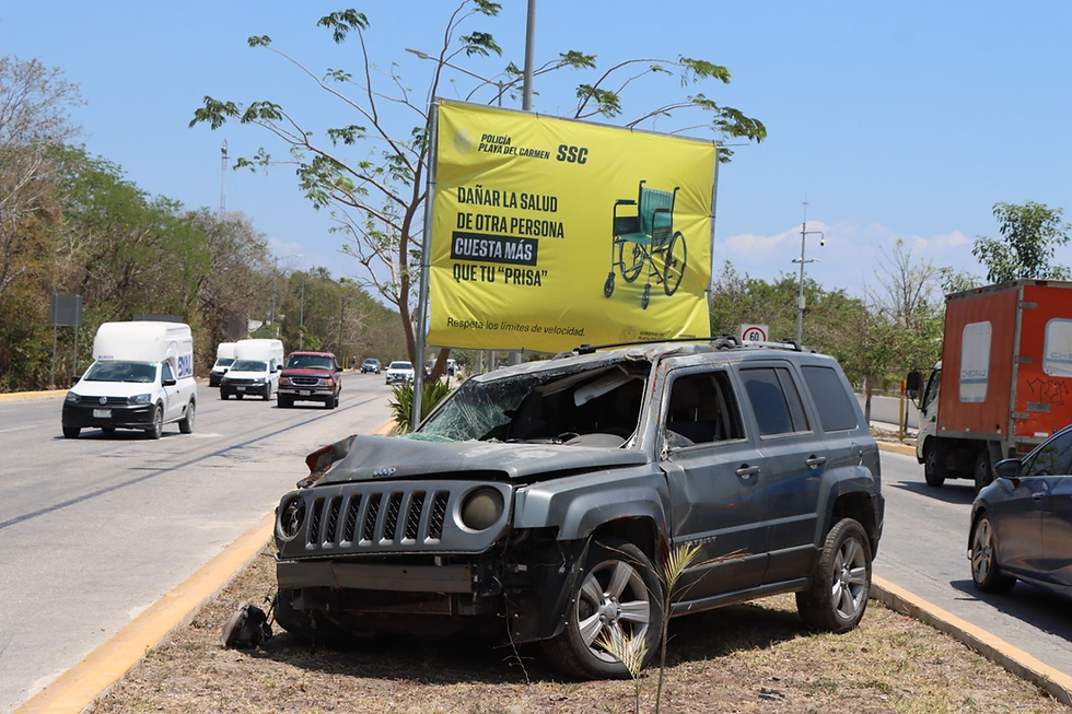 "DAÑAR LA SALUD DE OTRA PERSONA CUESTA MAS QUE TU PRISA" . Otro de los anuncios espectaculares con mensajes de concientización y vehículos reales involucrados en accidentes, ubicados en accesos principales y puntos turísticos estratégicos.