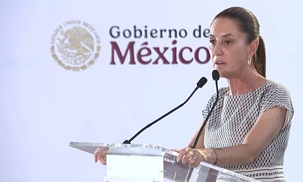“Construir vivienda no es solo levantar paredes. Es garantizar un hogar, dignidad y bienestar”, expresó Sheinbaum ante una multitud que la ovacionó en Cancún, bajo carpas improvisadas y banderas ondeantes