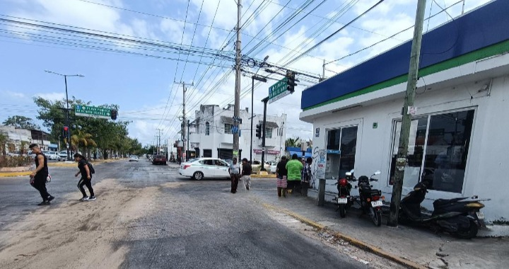 Peligro inminente en boulevard Colosio con avenida 30, por derrame de aceite en la vía.