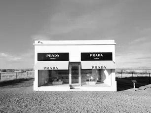 Prada Marfa: Como contornar a opinião pública e criar tendências (Arte* não incluída)