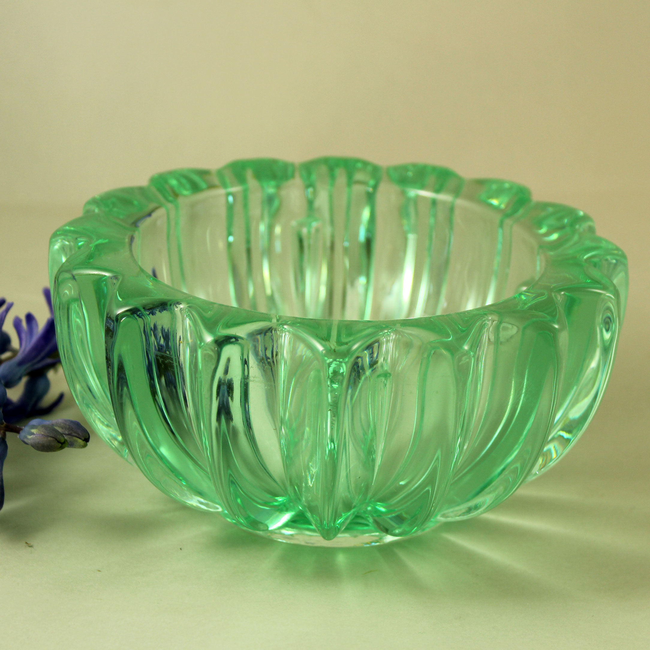 Pierre D'Avesn, France. Art Deco Pressed Glass bowl