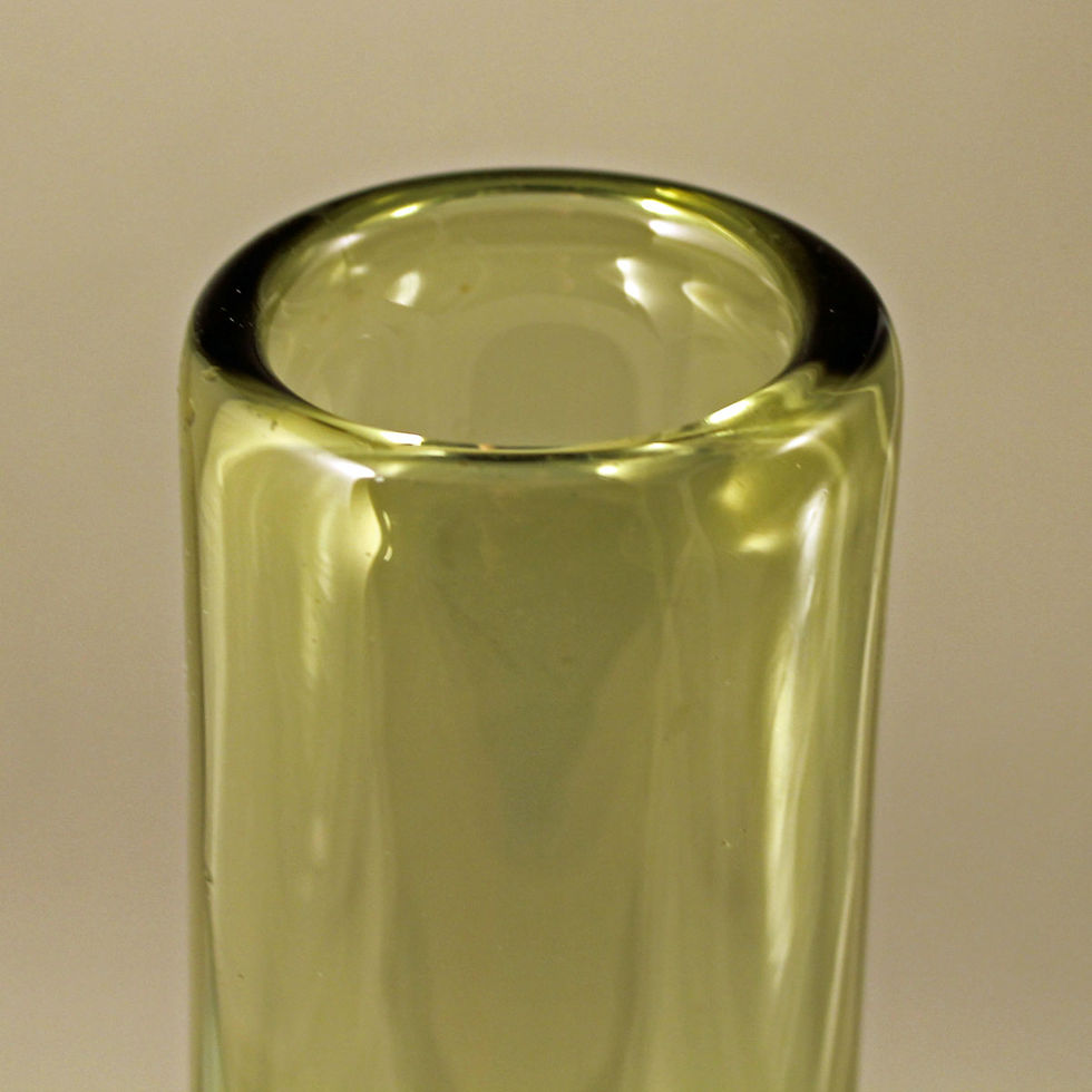 Thumbnail: The rim of the vase