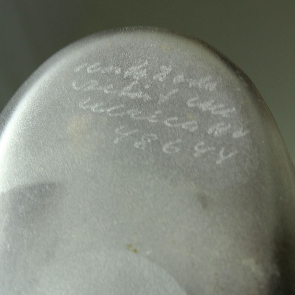 Miniaturbild: Signed on the bottom