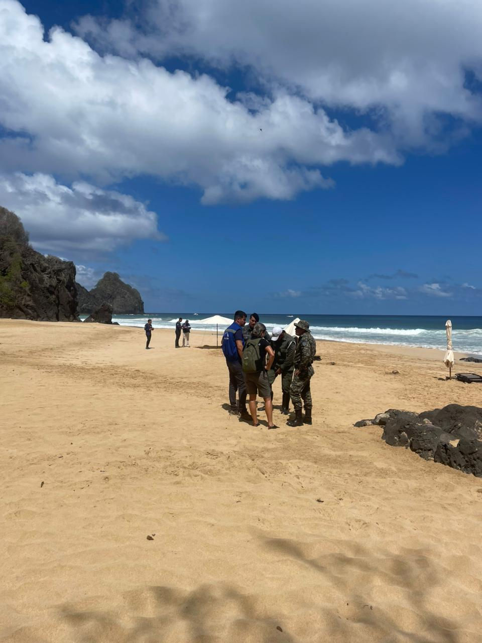 ICMBio e Administração de Fernando de Noronha realizam ação conjunta para coibir comércio irregular na Praia da Quixabinha