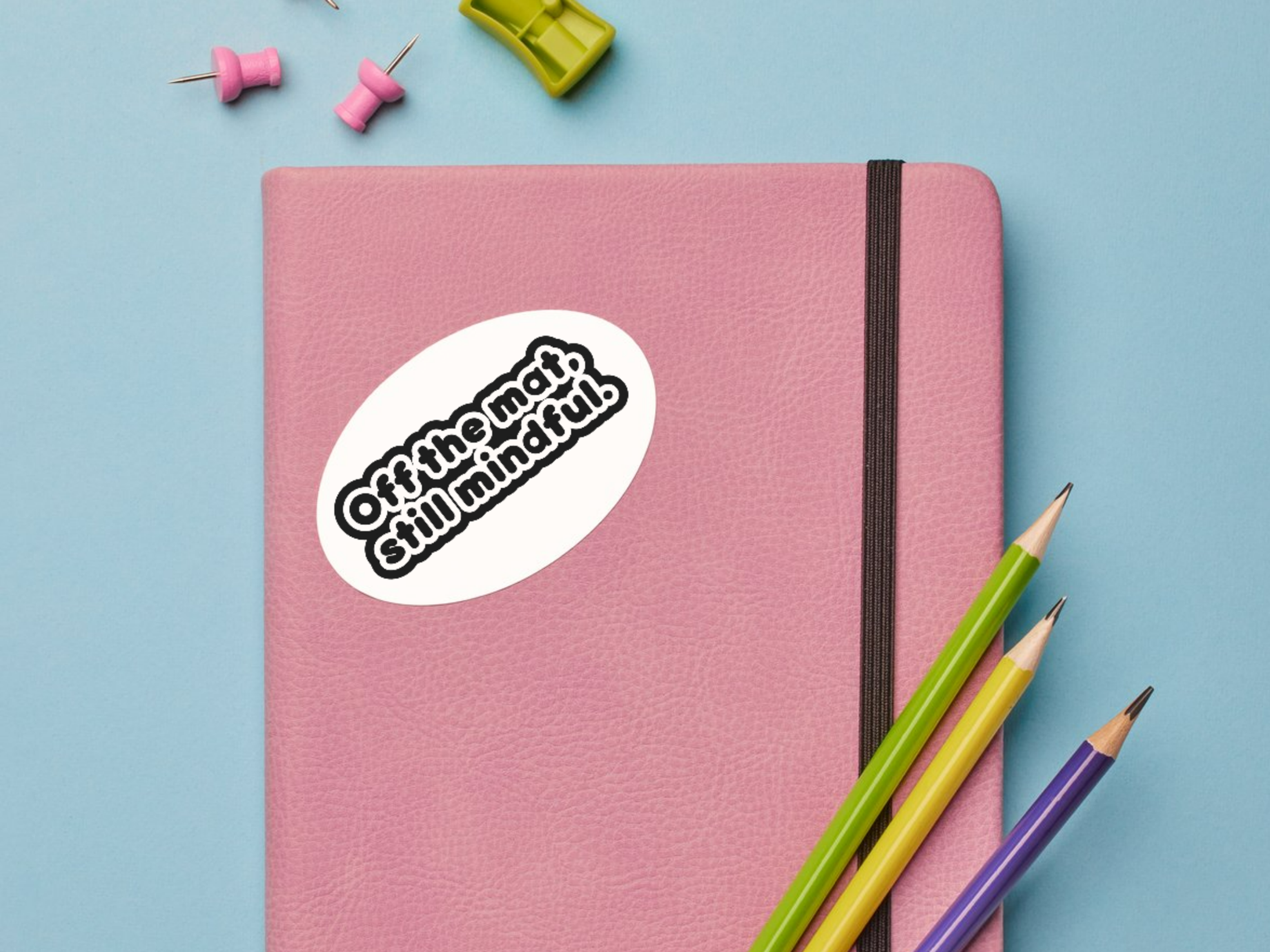 Ausgedruckte Yoga Sticker verklebt auf einem Notizbuch.