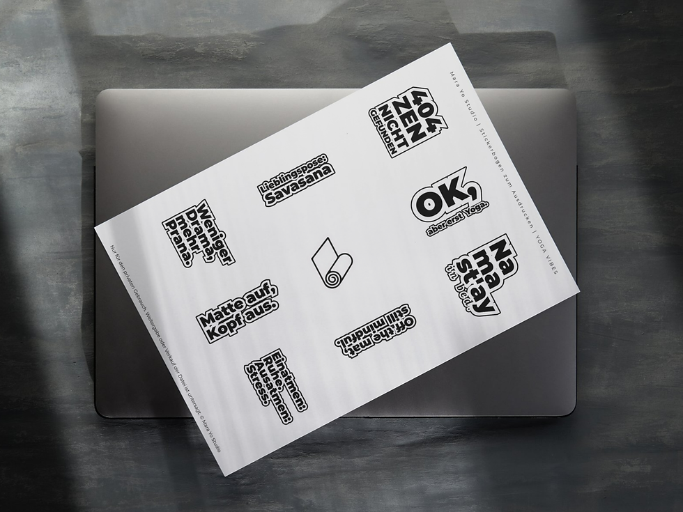 Digitaler Stickerbogen Yoga A4 Vorlage auf Laptop-Tastatur für GoodNotes und Bastelprojekte.