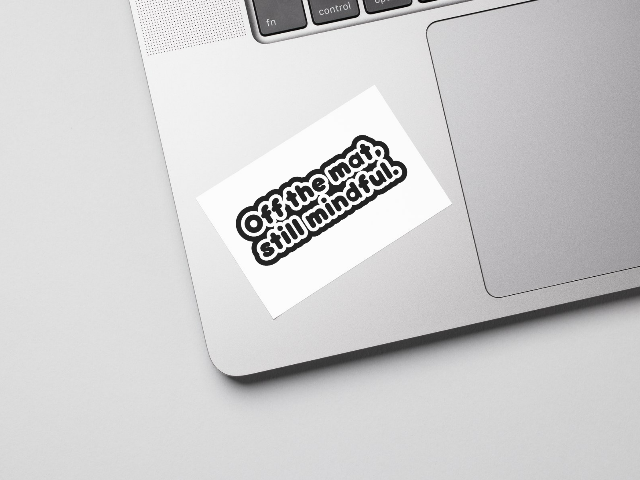 Ausgedruckte Bubble Sticker verklebt auf einem Laptop.