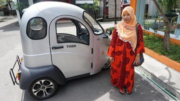 Ini Sosok Emak-Emak Pengendara Motor Listrik Roda Tiga di Solo