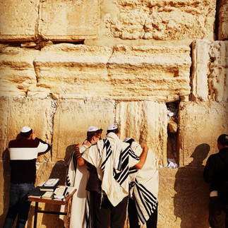Private English-speaking guide Sagi Levy with a family at the Kotel during a Jerusalem heritage tour.