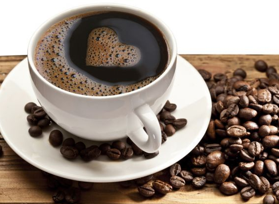 Beber  café pela manhã faz mal