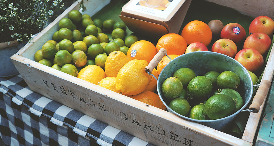 Kiste mit frischem Obst