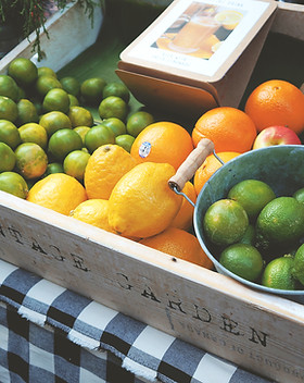 Kiste mit frischem Obst