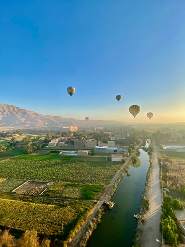 Des montgolfières au dessus du fleuve en Egypte.