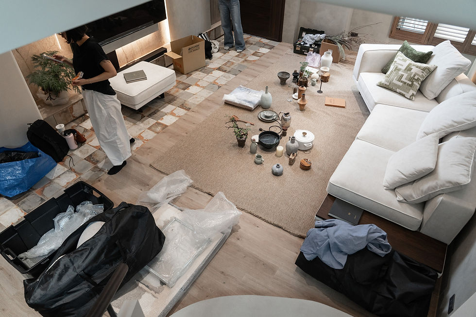 客廳,有許多軟裝布置品在地上