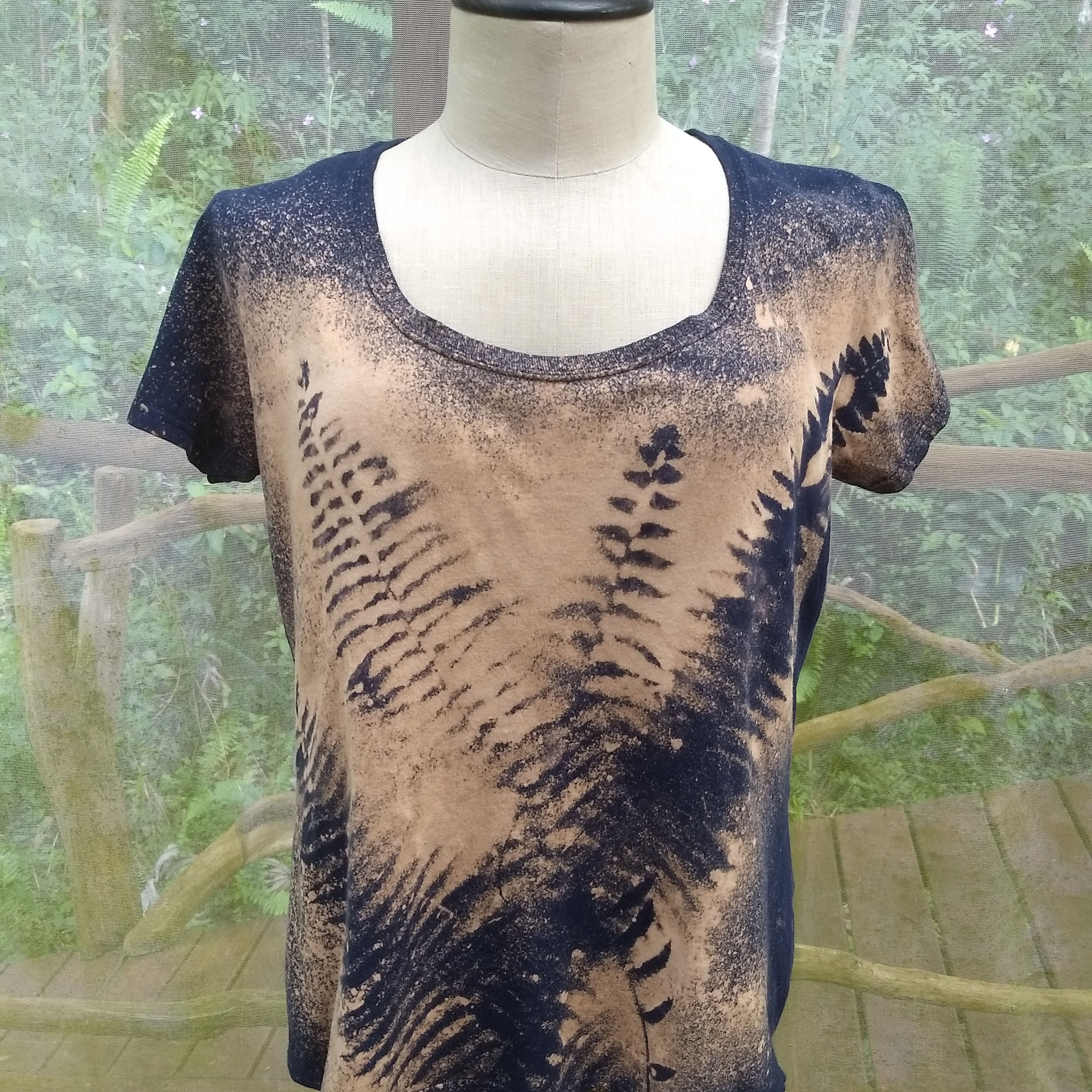 Scoop neck T in navy cotton bleach dyed ferns