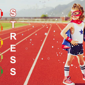 Un enfant habillé en super héros sur une piste d'athlétisme  avec des bateries qui se dechargent illustrant le lien entre stress et performance